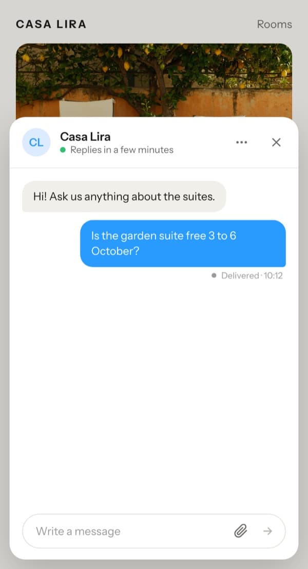 The bubble on the Casa Lira site in blue, with the team's initials as its logo and a first message marked Delivered